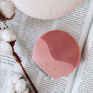 Silicone electric facial cleansing brush